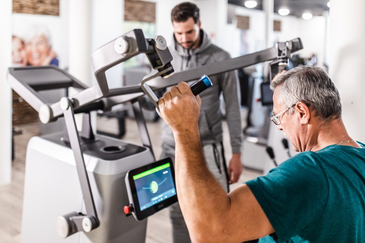 Man traint op milon smart circuit toestel met persoonlijke begeleiding